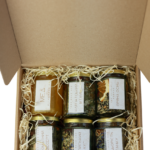 Подарунковий бокс «6 різних смаків» — набір із шести фіточаїв та меду/варення у натуральній подарунковій упаковці.